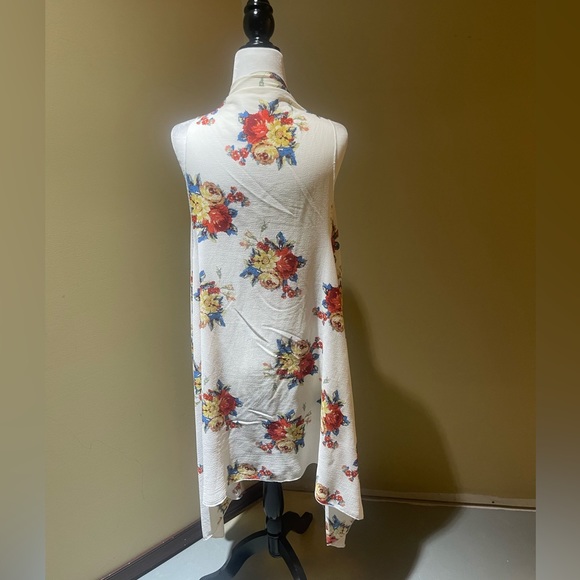 ❄️TAKE 50% OFF LIST PRICE❄️ 🌟HOST PICK🌟 Unbranded floral vest - Picture 3 of 5